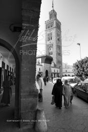 Image du Maroc Professionnelle de  Parmi les endroits les plus pittoresques de Casablanca, la Cité de Habous conçue par les architectes Auguste Cadet et Edmond Brion d’après l’ébauche d’un premier plan-masse dû à Albert Laprade. La construction n’avait commencé qu’après la première guerre mondiale. Situé près du Palais Royale, ce joyau architectural est le point de départ de la nouvelle médina de la ville, Samedi 8 Novembre 2008. Au centre le minaret de La mosquée Al Mohammadi. Le quartier des Habous fait partie du patrimoine architectural de Casablanca (Photo / Abdeljalil Bounhar)